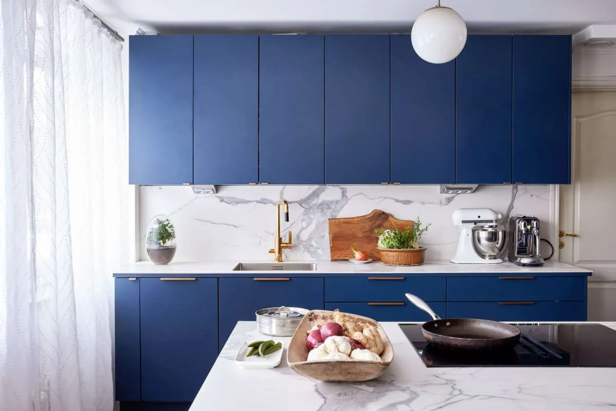 Modern blue Puustelli Miinus kitchen showing ceramic splashback