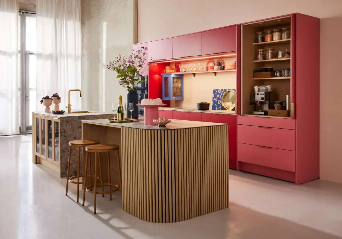 Modern style Puustelli Miinus kitchen in soft red, dark pink, and light oak