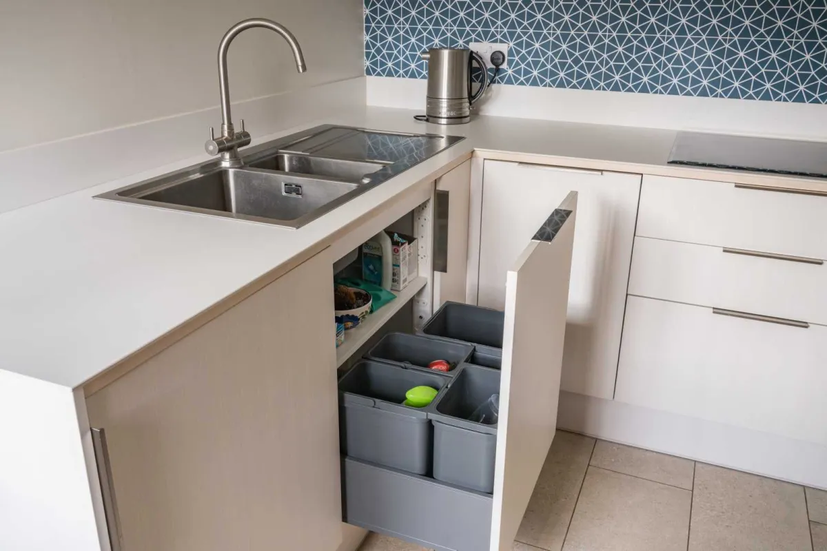 White Scandi style kitchen with under-sink recycle centre - Puustelli Miinus