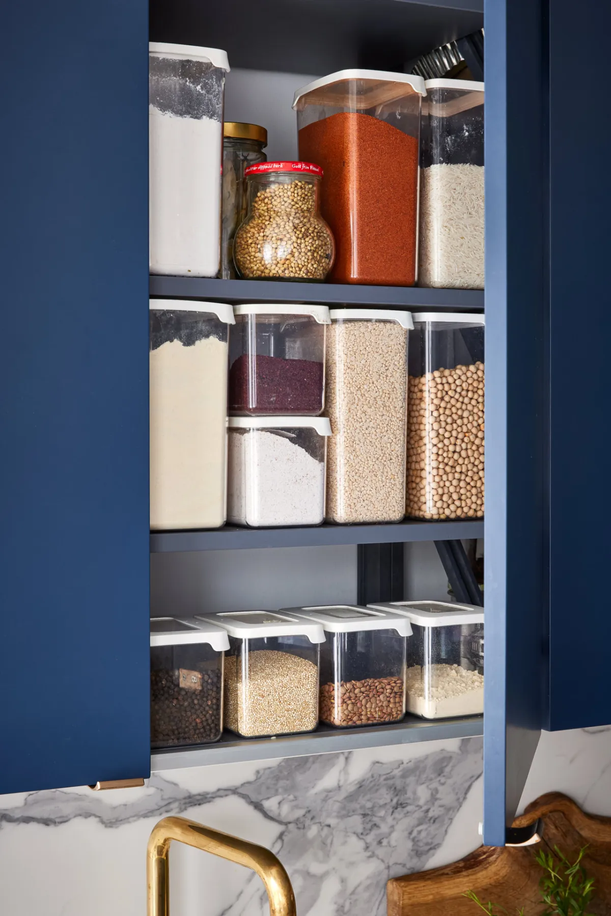 Miinus kitchen wall cabinet with clever storage