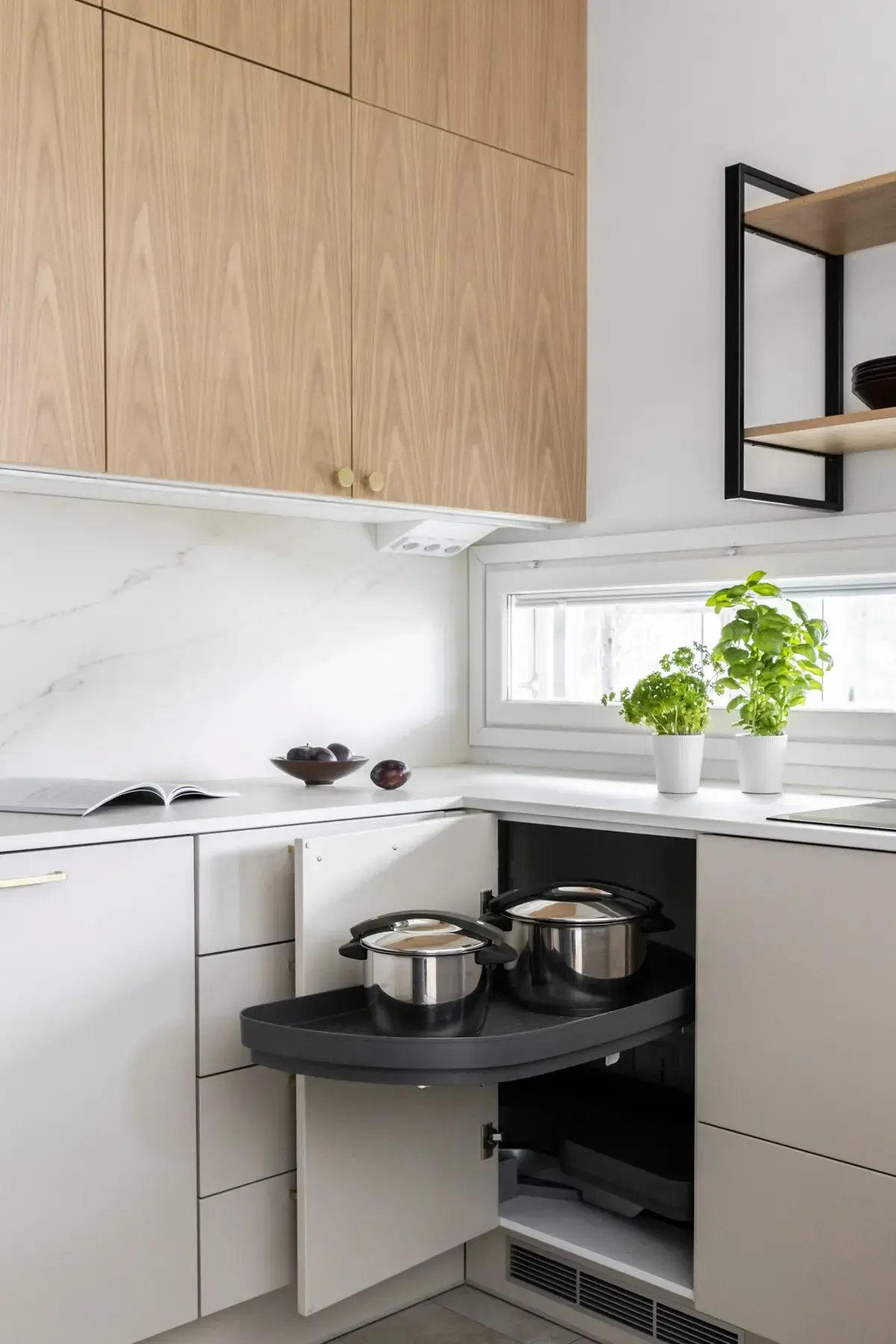 Miinus kitchen with Powerslide mechanism in corner unit